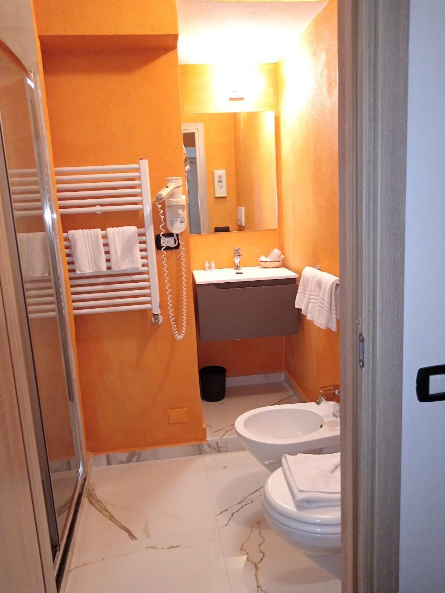 Hotel Veronese Генуя Экстерьер фото